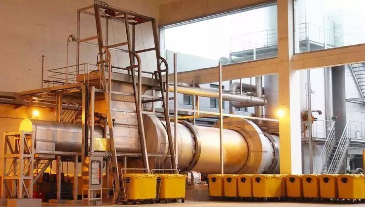 通過燃燒（焚燒）方式處理固體廢物的兩個優點和缺點是什么？